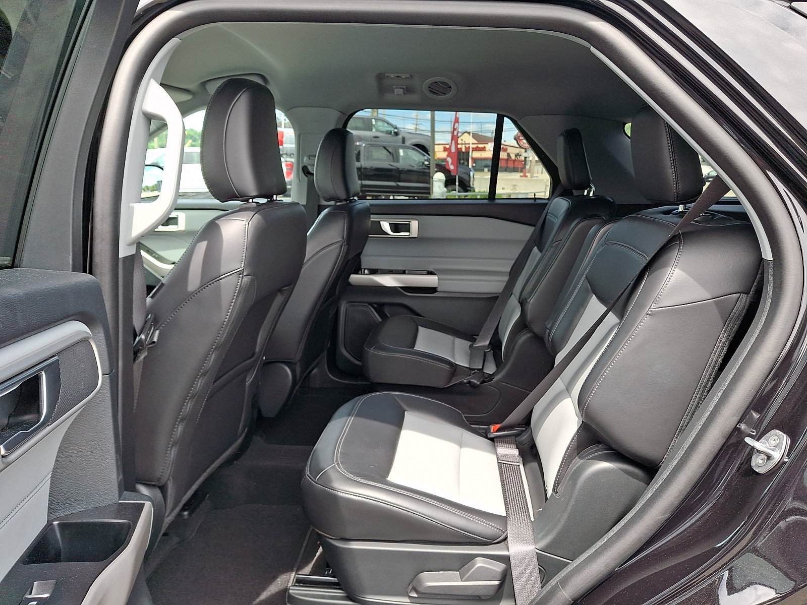 Certified 2023 Ford Explorer XLT w/ Equipment Group 202A AWD/4WD image 10