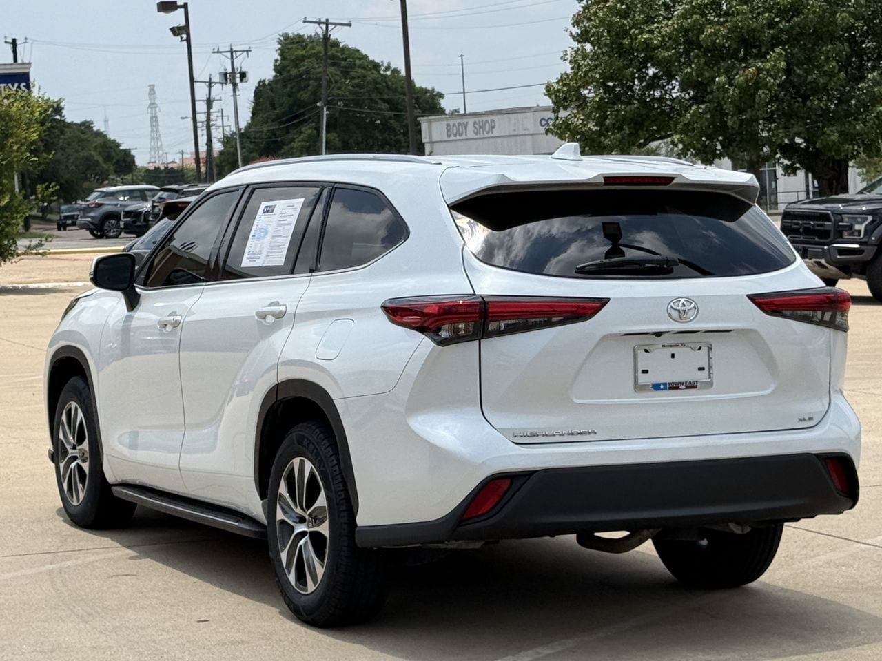 Used 2022 Toyota Highlander XLE FWD image 5