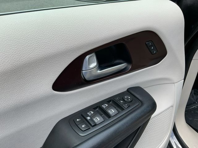 Used 2017 Chrysler Pacifica Limited FWD image 11