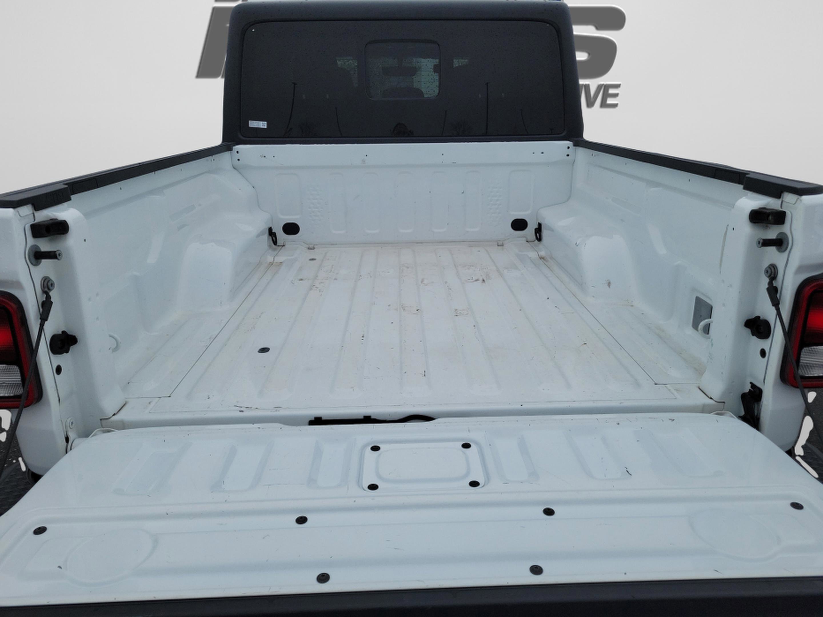 Used 2022 Jeep Gladiator Overland w/ Cold Weather Group image 18