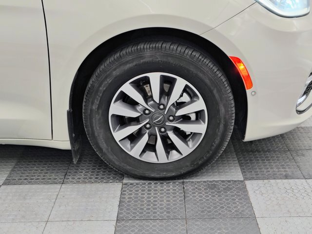 Used 2021 Chrysler Pacifica Touring-L w/ Uconnect Theater Family Group FWD image 14