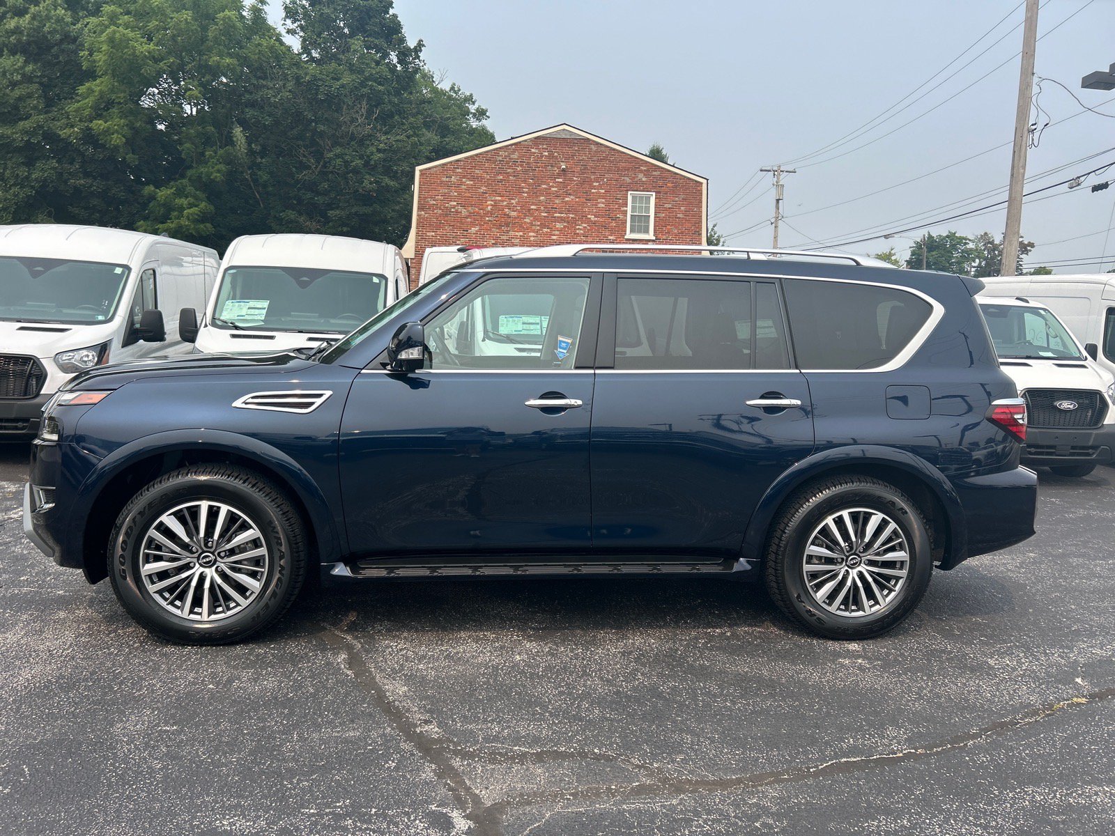 Used 2024 Nissan Armada SL w/ Captain's Chairs Package AWD/4WD image 4