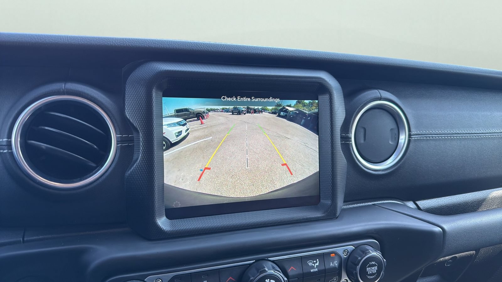 Used 2018 Jeep Wrangler Unlimited Sahara AWD/4WD image 18