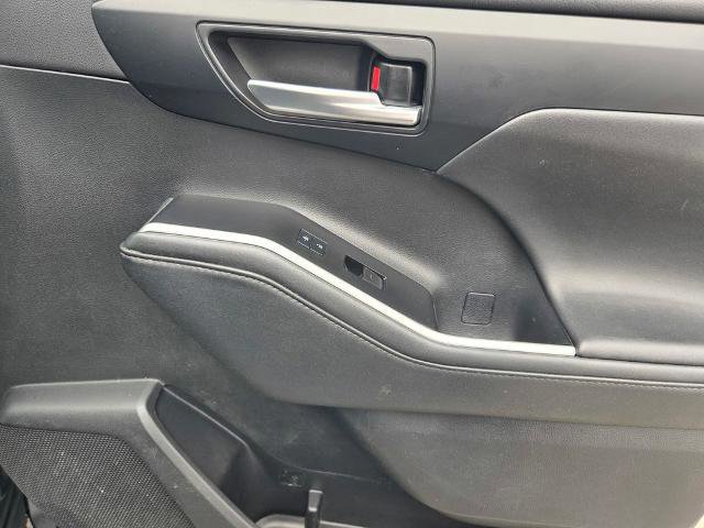 Used 2021 Toyota Highlander XLE FWD image 8