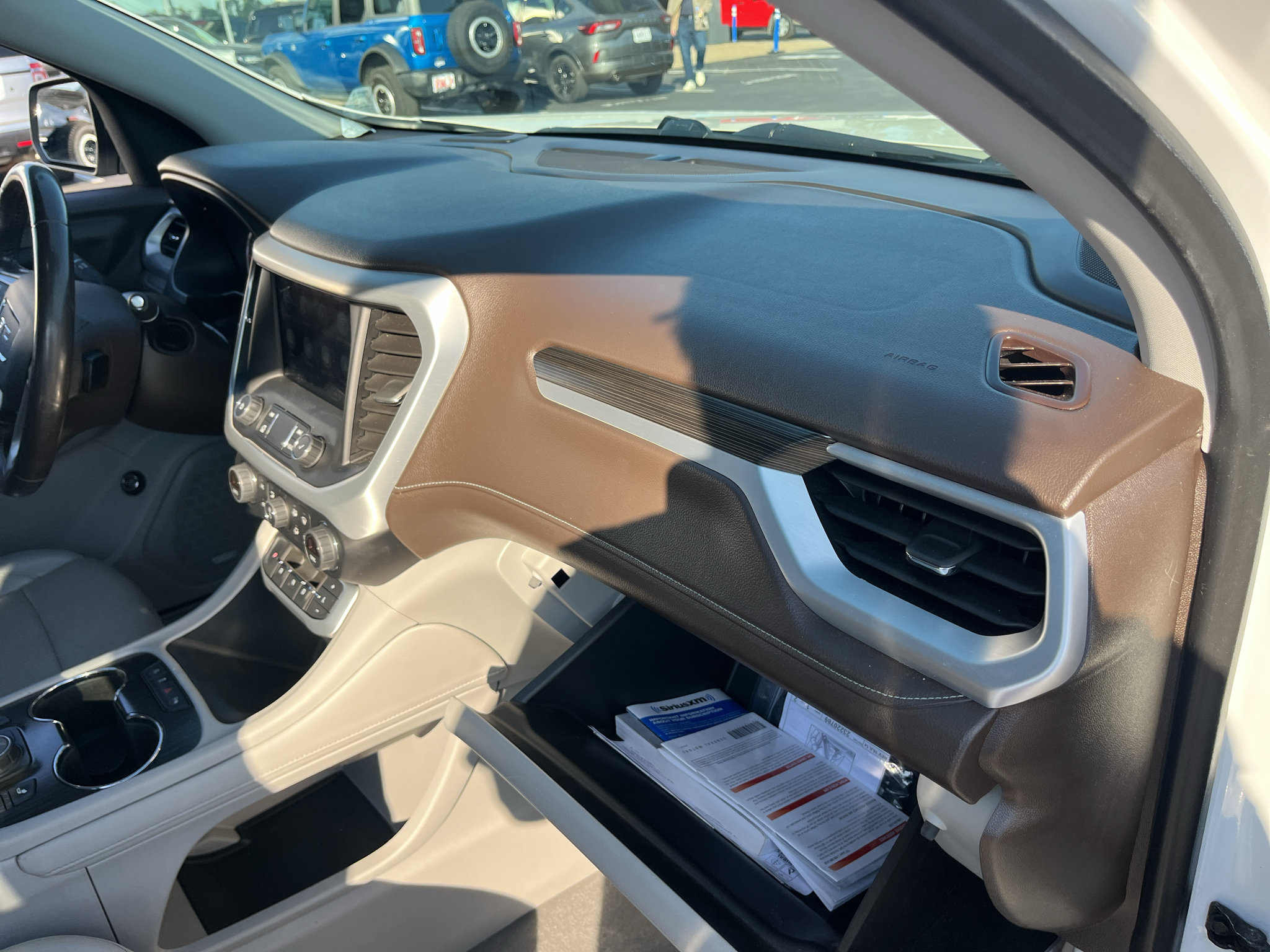 Used 2021 GMC Acadia SLT w/ LPO, Bright Accent Package FWD image 33
