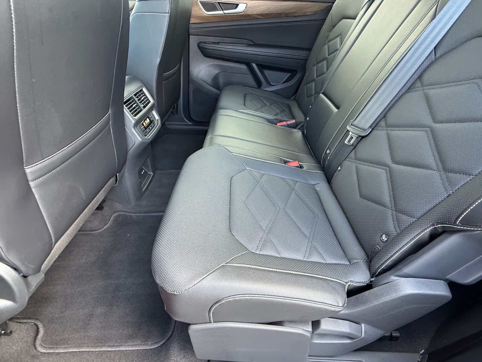 Used 2024 Volkswagen Atlas SE FWD image 11