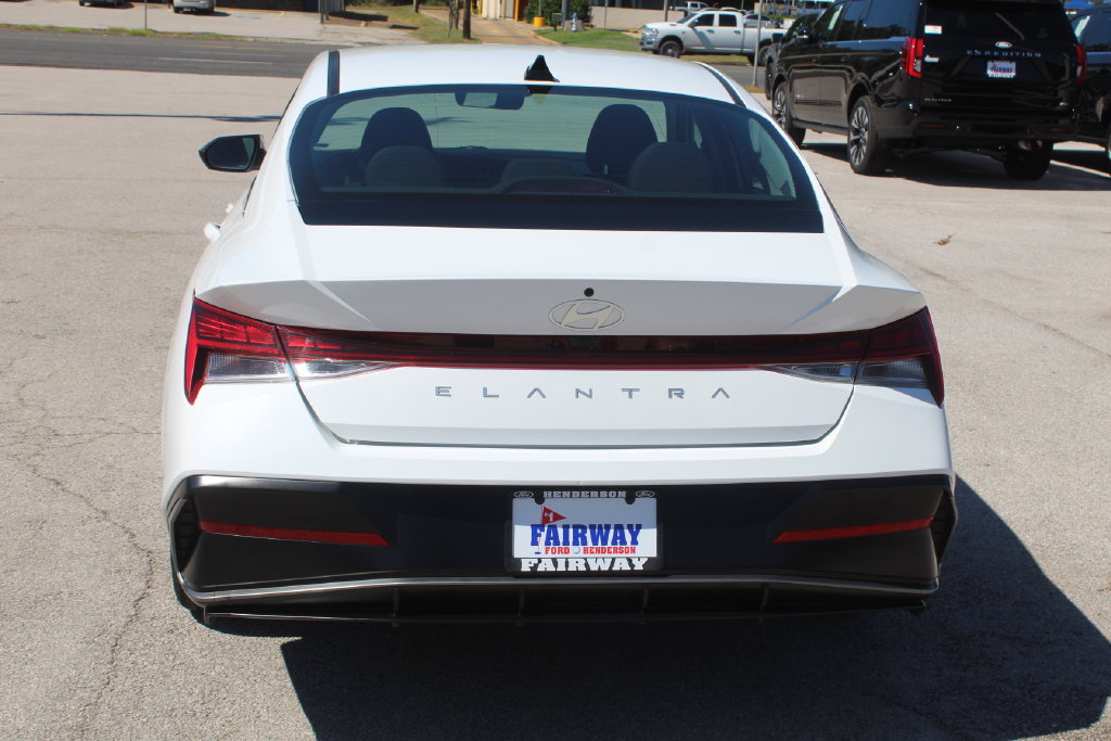 Used 2025 Hyundai Elantra SEL FWD image 10