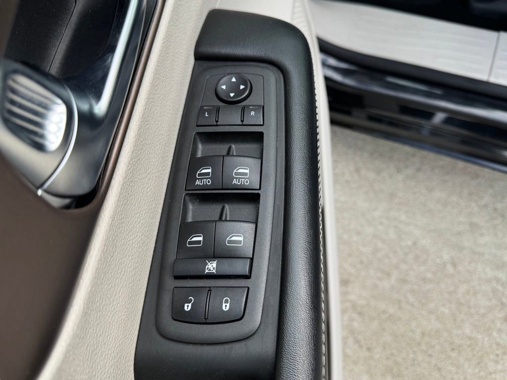 Used 2022 Chrysler Voyager LX image 8