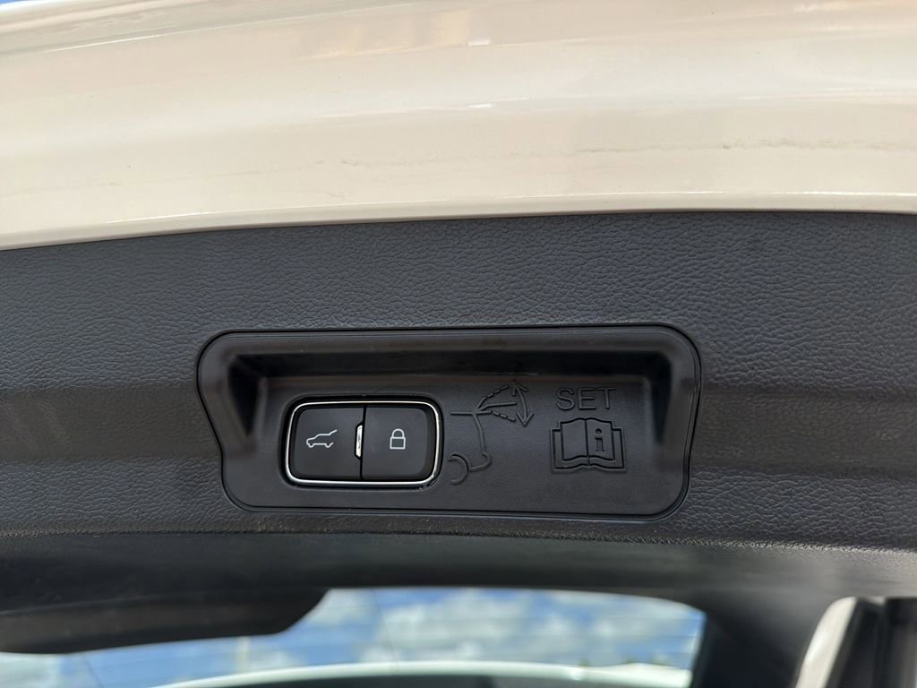 Certified 2022 Ford Explorer XLT w/ Equipment Group 202A image 11