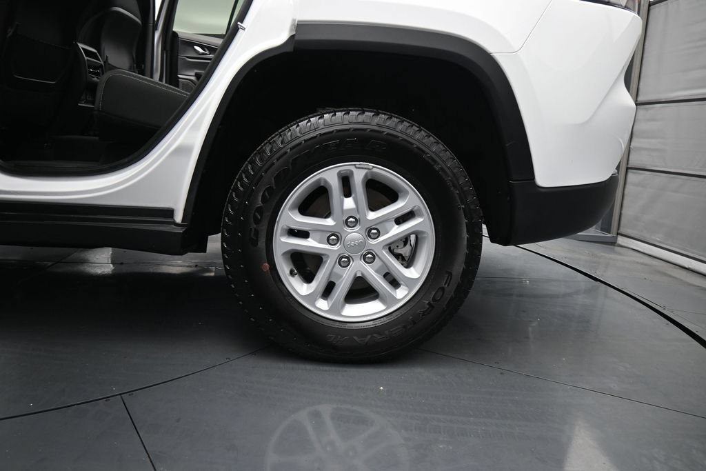 Used 2025 Jeep Grand Cherokee Laredo w/ Luxury Tech Group I AWD/4WD image 17