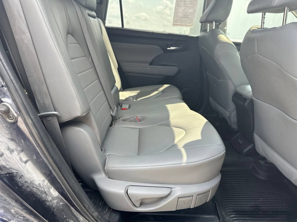 Used 2023 Toyota Highlander XLE AWD/4WD image 29