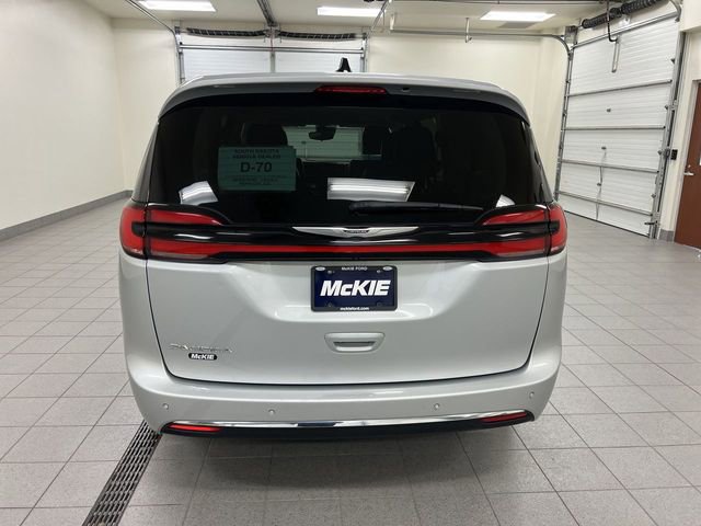 Used 2024 Chrysler Pacifica Touring-L FWD image 5