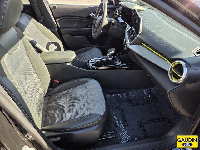 Used 2025 Chevrolet Trax LT FWD image 16