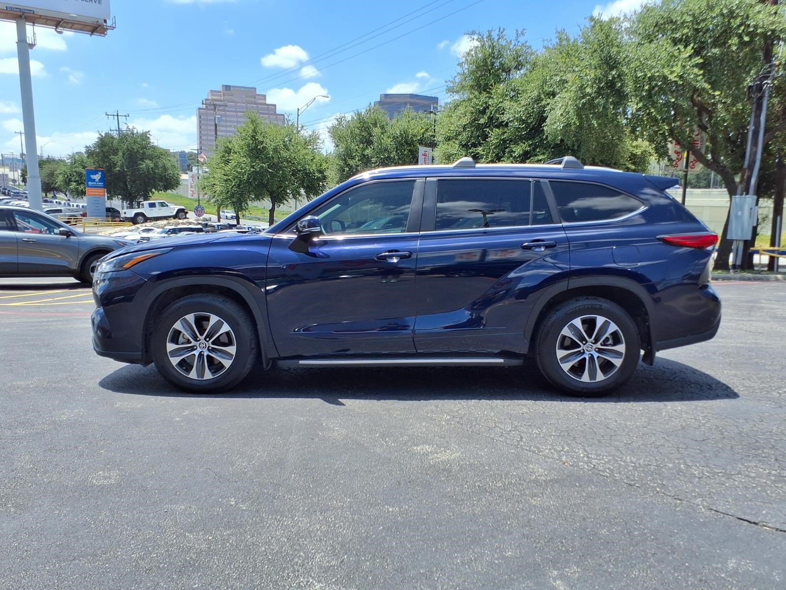 Used 2023 Toyota Highlander XLE FWD image 6