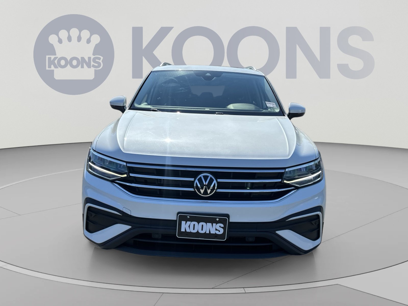 Used 2023 Volkswagen Tiguan SE w/ Panoramic Sunroof Package FWD image 4