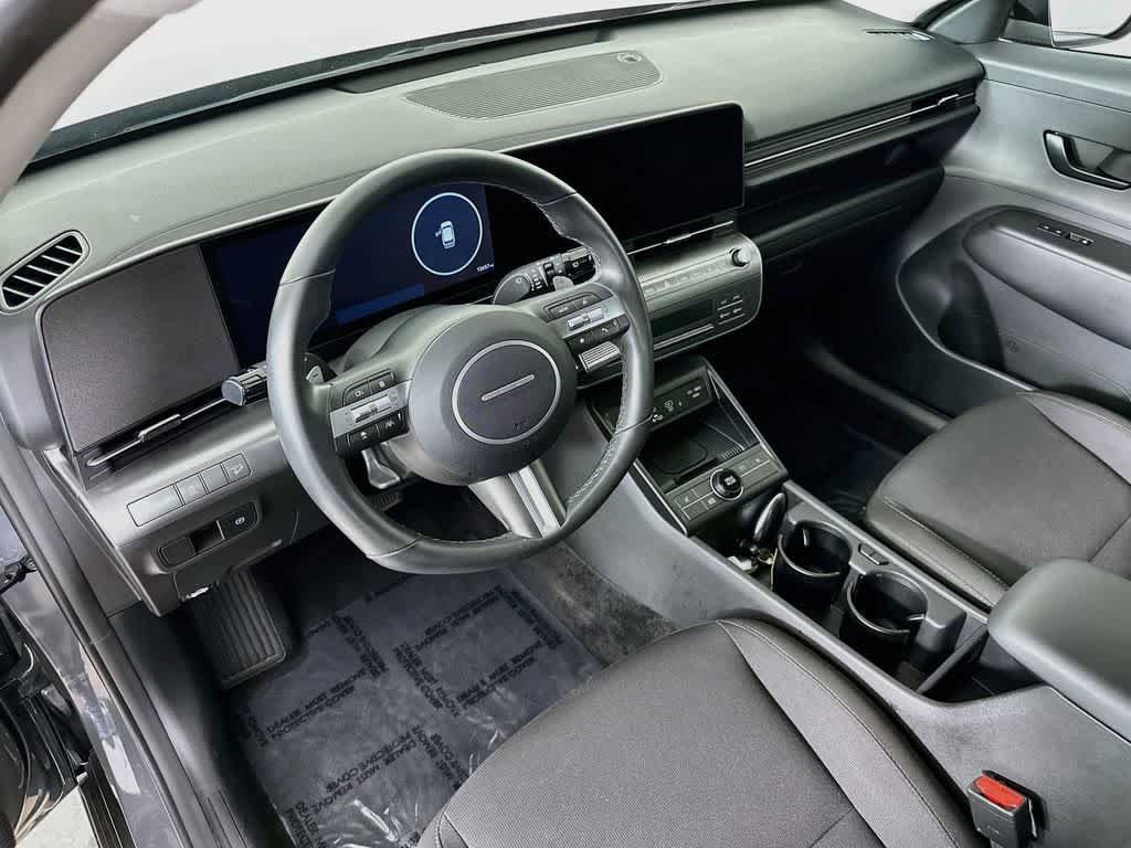 Used 2025 Hyundai Kona SEL FWD image 2