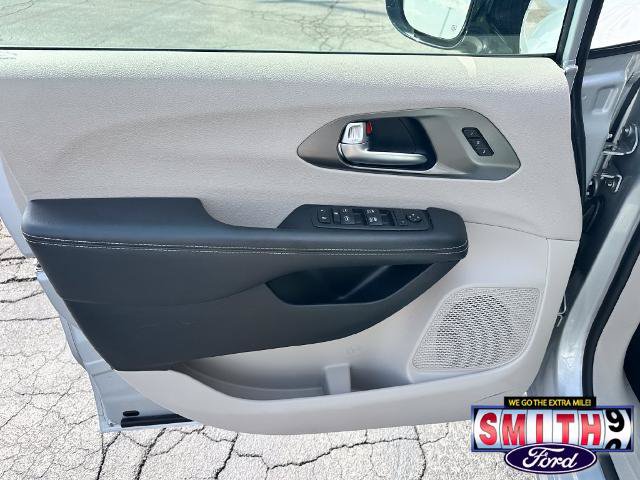 Used 2024 Chrysler Pacifica Touring-L FWD image 14