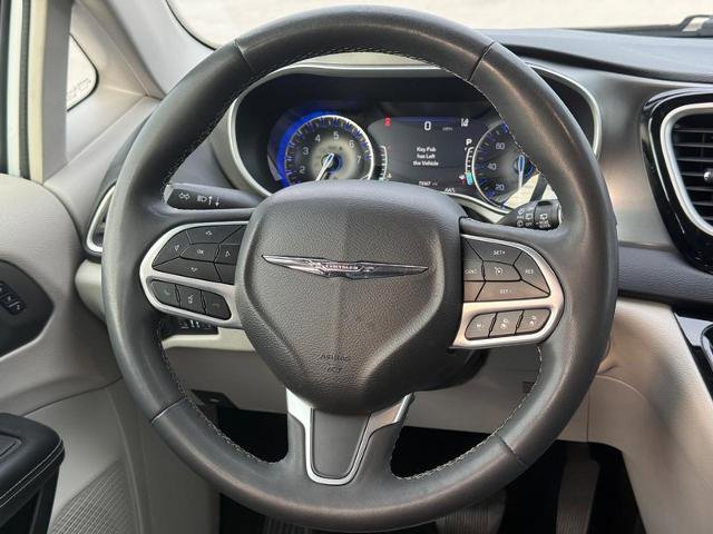 Used 2022 Chrysler Pacifica Touring-L FWD image 13