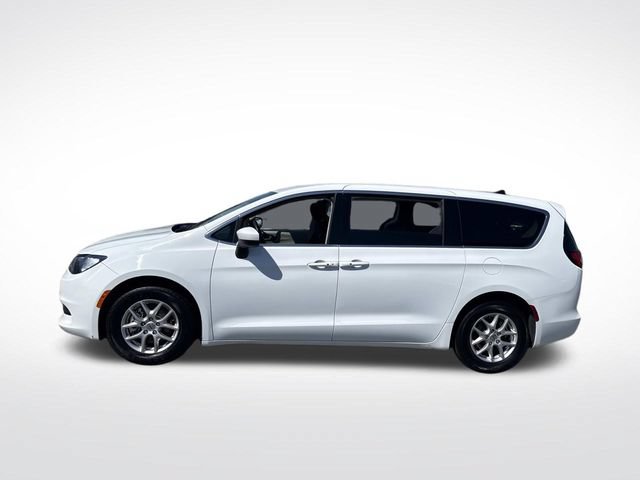 Used 2023 Chrysler Voyager LX FWD image 2