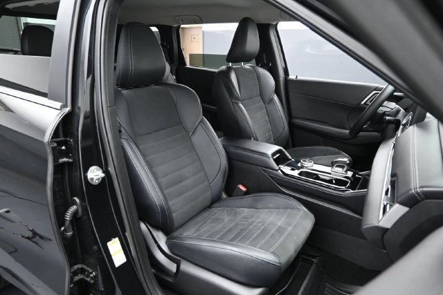 Used 2025 Mitsubishi Outlander SE FWD image 31