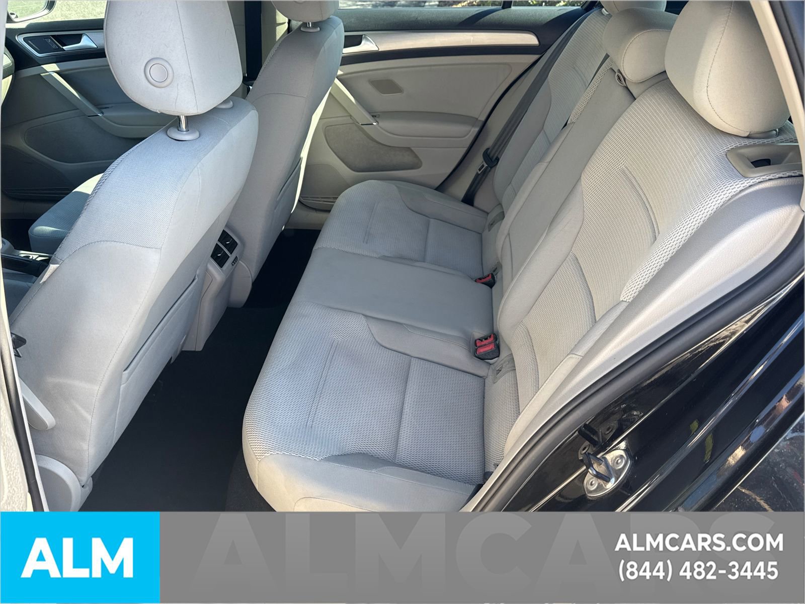 Used 2017 Volkswagen Golf SE image 24