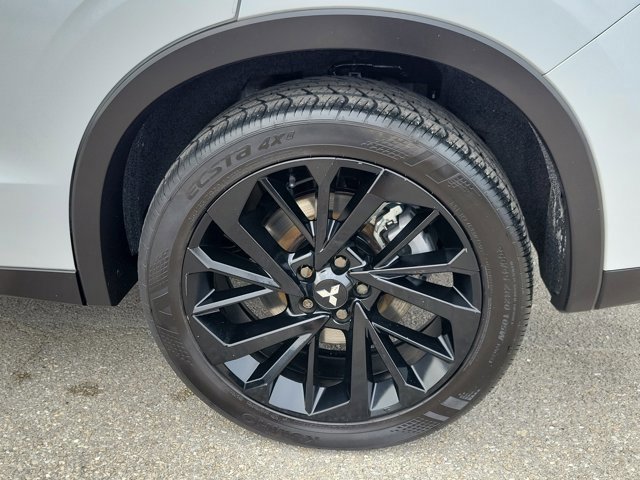 Used 2023 Mitsubishi Outlander SE image 9