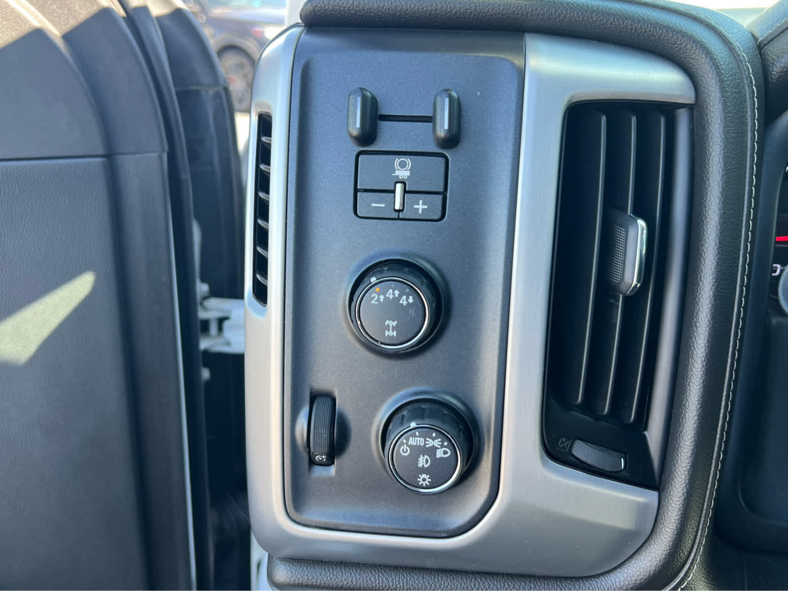 Used 2018 GMC Sierra 2500 SLT w/ Duramax Plus Package AWD/4WD image 30