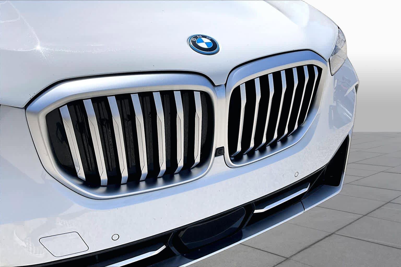 Used 2025 BMW X5 xDrive50e AWD/4WD image 32