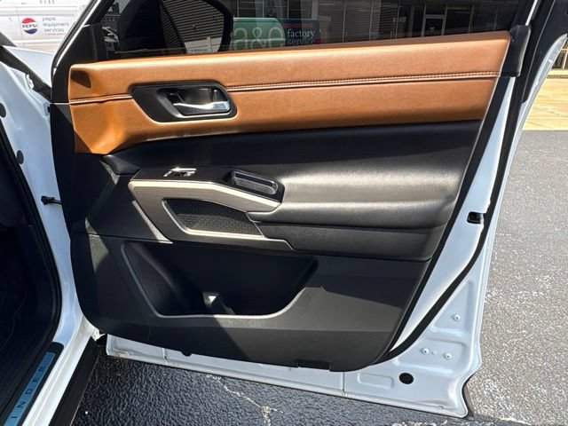 Used 2025 Nissan Pathfinder Platinum FWD image 20