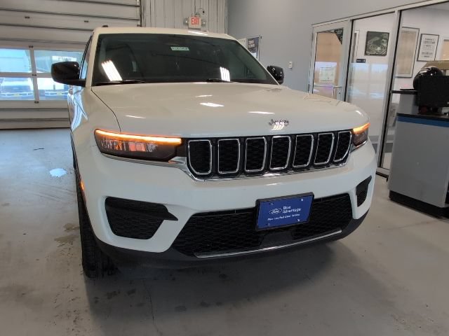Used 2023 Jeep Grand Cherokee Laredo AWD/4WD image 36