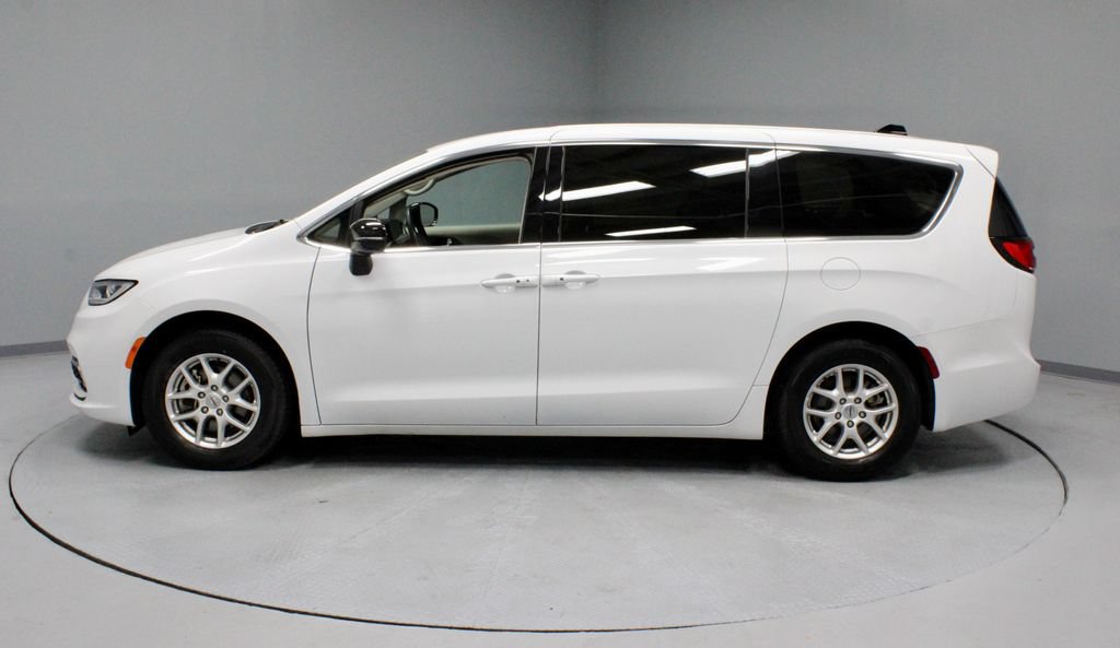 Used 2024 Chrysler Pacifica Touring-L FWD image 8