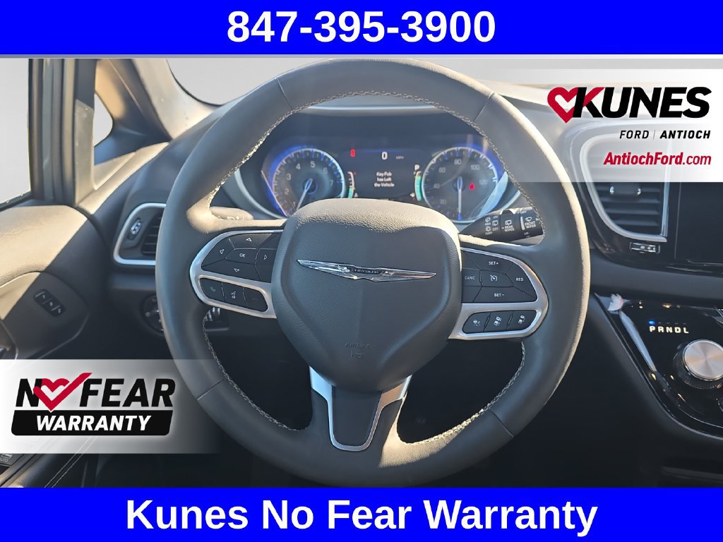 Used 2025 Chrysler Pacifica Select FWD image 15