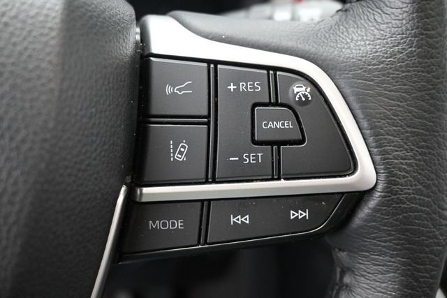 Used 2025 Toyota Sienna XLE FWD image 16