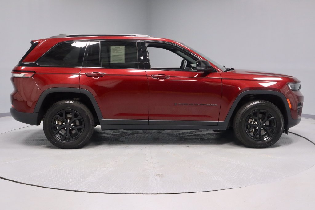 Used 2025 Jeep Grand Cherokee Altitude AWD/4WD image 12