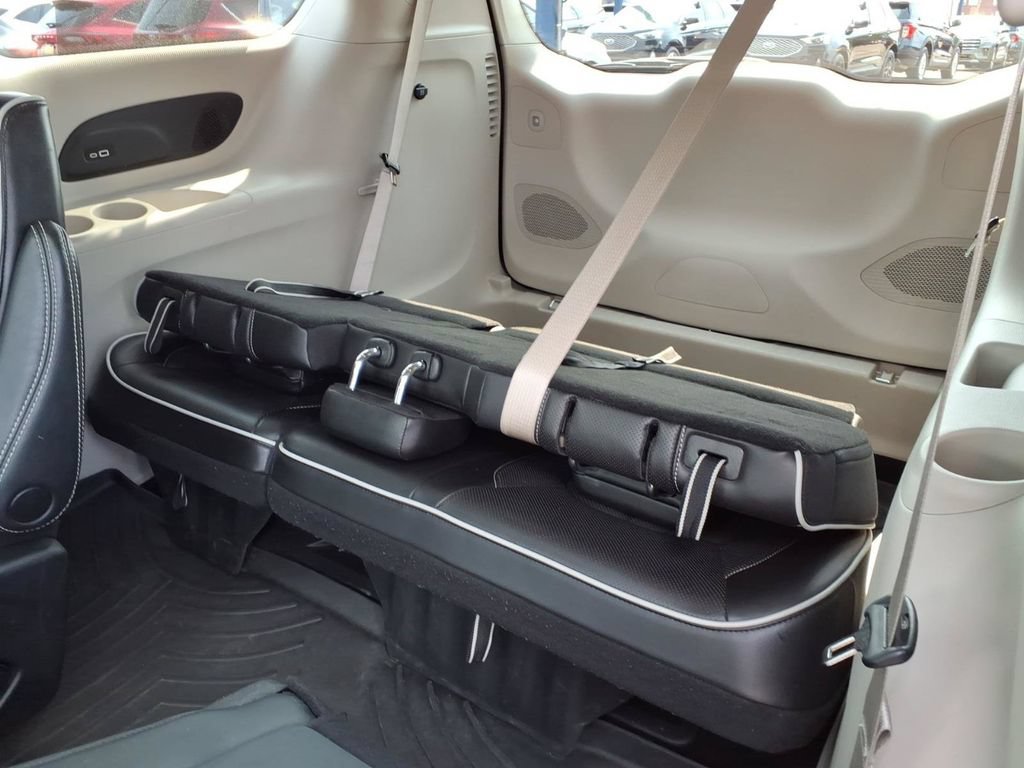Used 2023 Chrysler Pacifica Limited AWD/4WD image 10