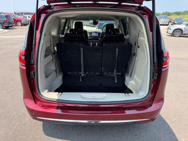 Used 2023 Chrysler Pacifica Touring-L FWD image 7
