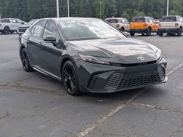 Used 2025 Toyota Camry SE FWD image 1