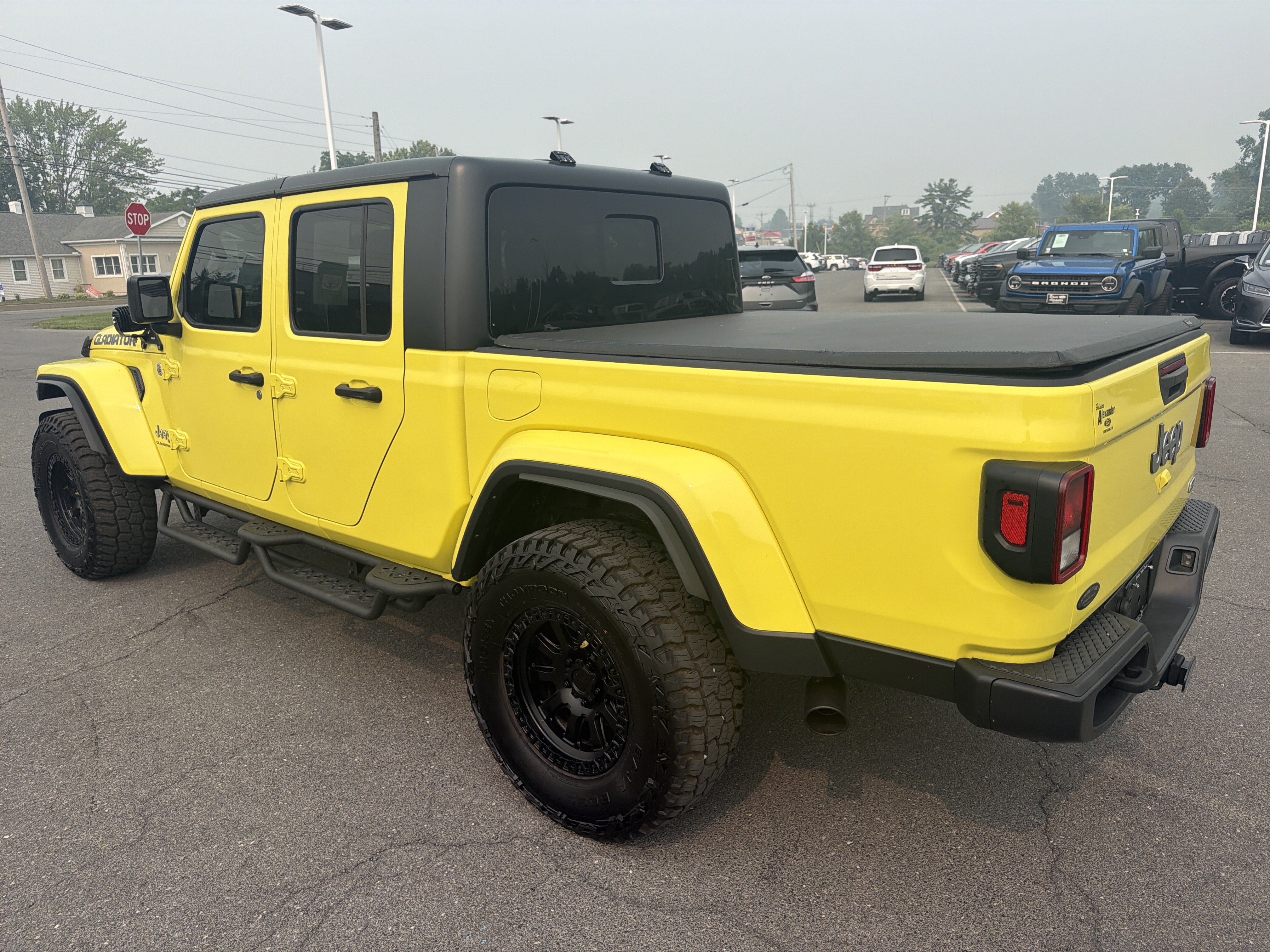 Used 2023 Jeep Gladiator Overland AWD/4WD image 6