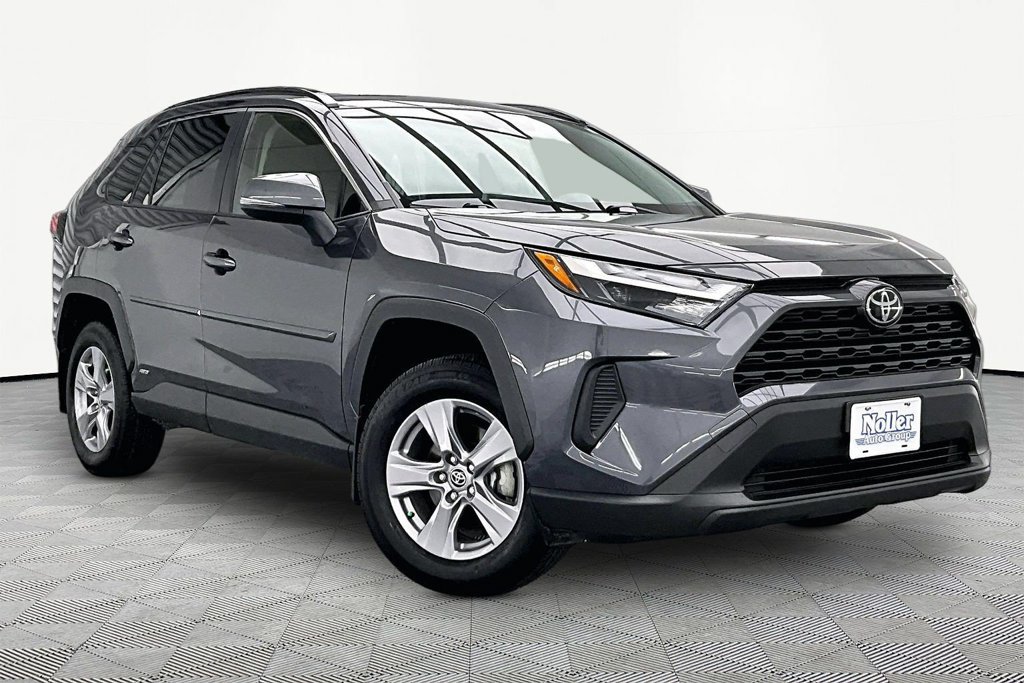 Used 2025 Toyota RAV4 XLE AWD/4WD image 12