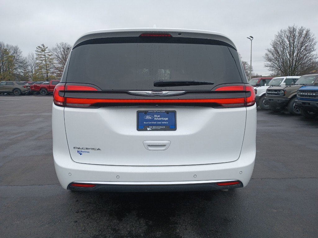 Used 2022 Chrysler Pacifica Touring-L w/ Uconnect Theater Family Group image 4