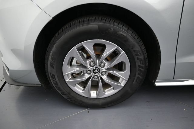 Used 2025 Toyota Sienna XLE FWD image 9