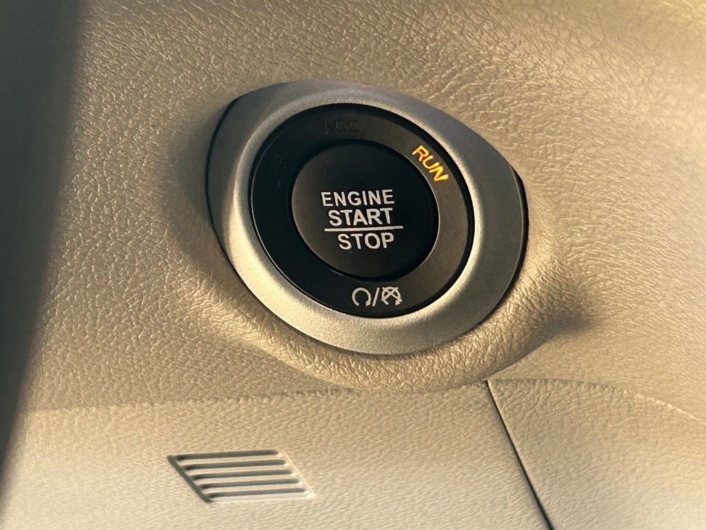 Used 2024 Chrysler Pacifica Touring-L image 41