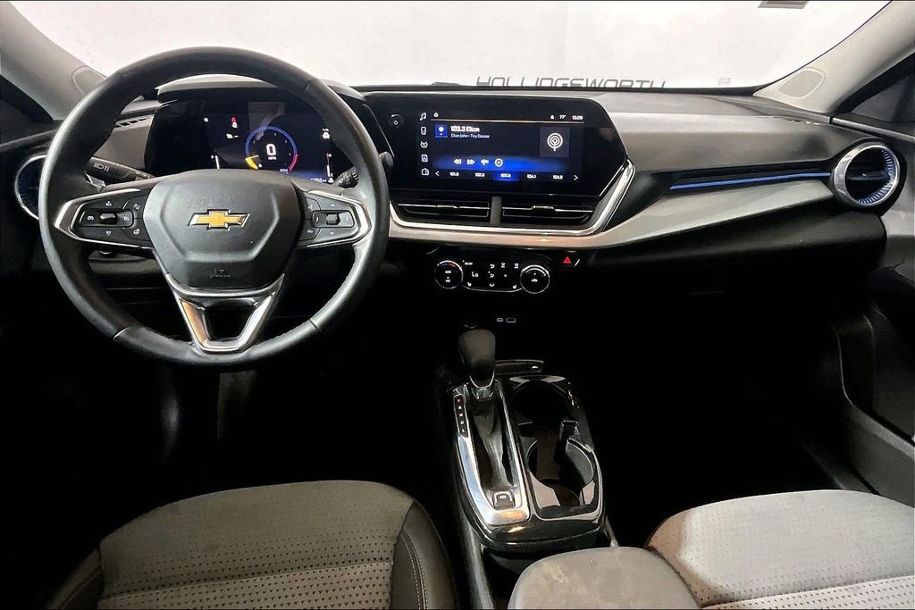 Used 2025 Chevrolet Trax LT w/ LT Convenience Package FWD image 11