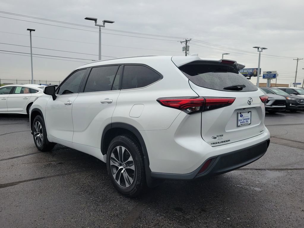 Used 2022 Toyota Highlander XLE AWD/4WD image 5