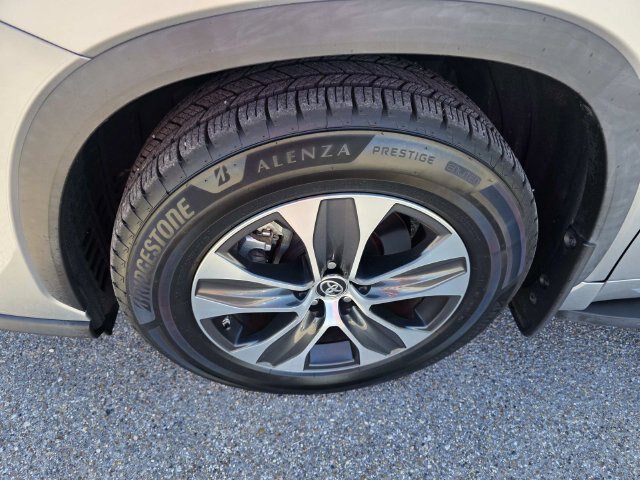 Used 2022 Toyota Highlander XLE FWD image 11