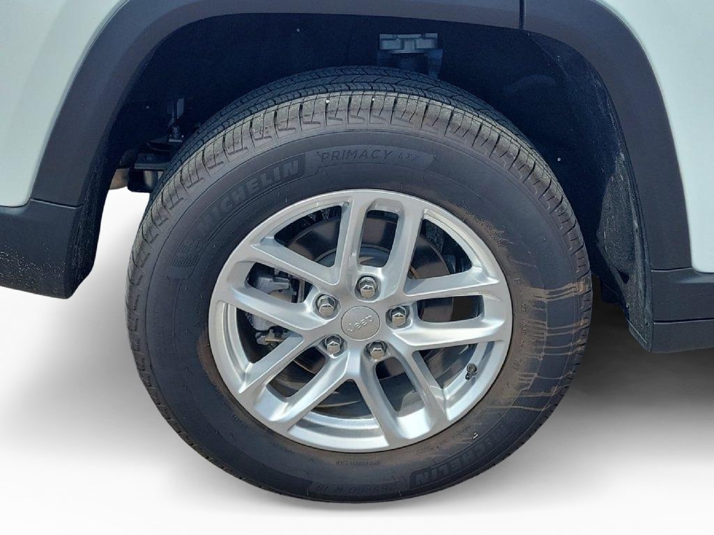 Used 2025 Jeep Grand Cherokee Laredo RWD image 6