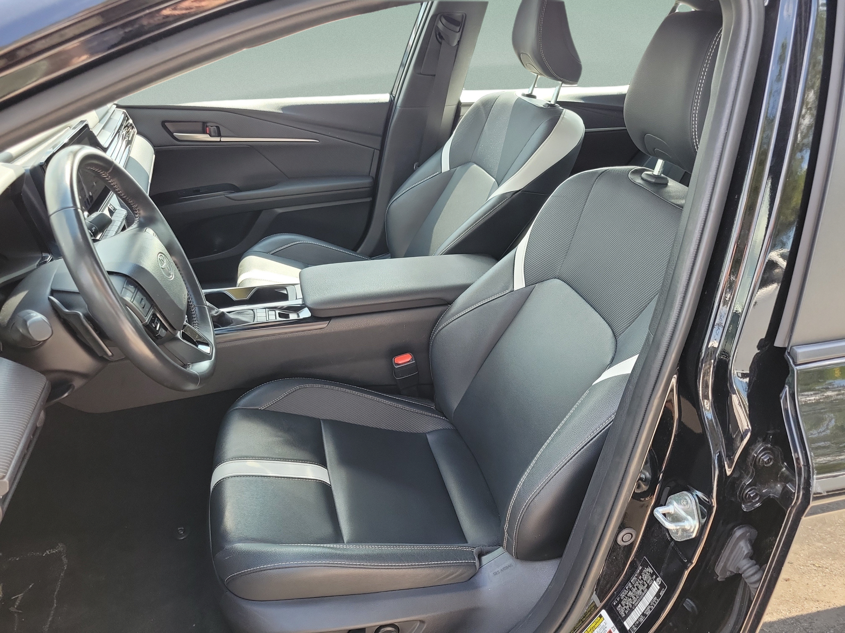 Used 2025 Toyota Camry SE FWD image 17