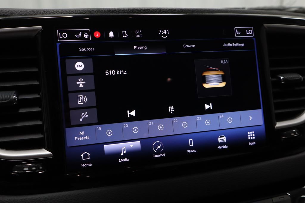 Used 2022 Chrysler Pacifica Touring-L FWD image 2