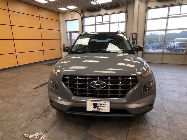 Used 2022 Hyundai Venue Limited w/ Cargo Package FWD image 2