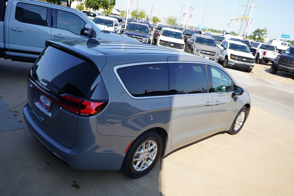 Used 2025 Chrysler Pacifica Select FWD image 12